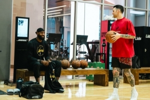 球王会体育官方网站-训练师：詹姆斯有次要求我看他的比赛 并在第二天给他提两点建议